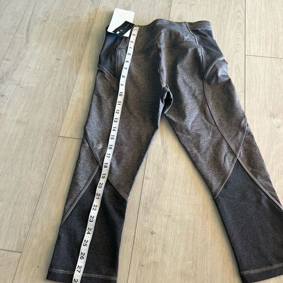 Lululemon free runner crop leggings size 6 - Picture 3 of 8